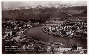Rhône Alpes, Isere (38), Grenoble: Alppien ketju, Isere, Ile Verten silta, vasemmalla La Tronche, oikealla Ile Verten alue - Postikortti päivätty 1930-1939 tekijältä William M. Timlin
