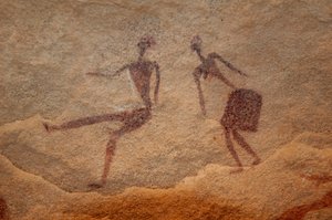 Kalliotaide, esihistoria: Yksityiskohta kalliomaalauksesta, jossa on kaksi hahmoa (pari) koristeellisessa suojissa Uweinatin vuoristossa, Egyptissä. (Ajanjakso 8000-3000 vuotta eKr.). Valokuvaus tekijältä Unbekannt