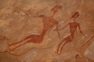 Kalliotaide, esihistoria: Yksityiskohta kalliomaalauksesta, jossa on kaksi hahmoa koristeellisessa suojissa Uweinatin vuoristossa, Egyptissä. (Ajanjakso 8000-3000 vuotta eKr.). Valokuvaus tekijältä Unbekannt