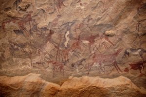 Kalliotaide, esihistoria: Kalliomaalaus karjaryhmästä ja monivärisistä hahmoista koristeellisessa suojissa Uweinatin vuoristossa, Sudanissa. Ajanjakso 8000-3000 vuotta eKr. Valokuvaus tekijältä Unbekannt
