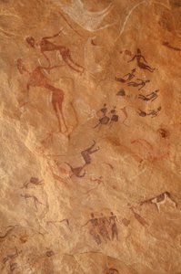 Kalliotaide, esihistoria: Kalliomaalaus suuresta joukosta hahmoja ja karjaa koristeellisessa suojissa Uweinatin vuoristossa, Egyptissä. (Ajanjakso 8000-3000 vuotta eKr.). Valokuvaus tekijältä Unbekannt