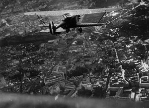 Rooma (Italia), noin 1930: Italian ilmailuministeri Italo Balbo (1896-1940) lentää kaupungin yli "Ro1"-kaksitasolla Salon du Tourismen avajaisissa järjestetyn ilmanäytöksen aikana - Rooma, Italia, noin 1930: Italian ilmailuministeri, It tekijältä William M. Timlin