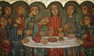 Saint-Samsonin katedraalin pääalttariveistos: Viimeinen illallinen (Claude Gruer 1980), Dol-de-Bretagne, Ranska tekijältä Unbekannt