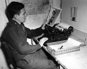 Toinen maailmansota (1939-1945) – Toinen maailmansota (toinen tai toinen maailmansota): Mutzig (Alsace) Ranska 1. joulukuuta 1944: Beachead Newsin (GI:n uutislehti) korpraali Flanertyn kronikoitsija katsoo pin-up-valokuvaa, jonka hän julkaisee lehden seura tekijältä Unbekannt
