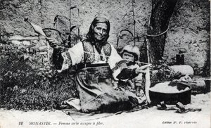 Serbia, Monastir: Serbialainen nainen, joka on kiireinen juoksu, Monastir on nimeltään desormais Bitola ja sijaitsee Makedoinassa - Postikortti 1914-1918 tekijältä William M. Timlin