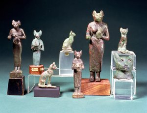 Useita kissajumalattar Bast-patsaita ja samaa jumalatarta edustavia kissafiguureja, egyptiläinen, myöhäiskausi, noin 664-300 eKr. (pronssi) tekijältä Unbekannt