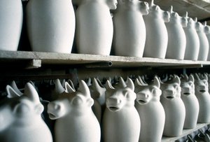 Keraamisen tehtaan hyllyt maitokannuineen, Montelupo Fiorentino, Italia (kuva) tekijältä Unbekannter Künstler