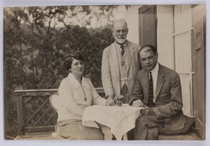 Sigmund Freud ja Horace W. ja Anjelika Frink, n. 1920 (m/v kuva) tekijältä Unbekannt