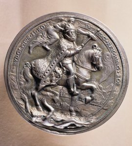 Hopeinen medaljonki