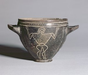 "Skyphos"-kuppi, jossa on leikattu soturihahmo, etruski, n. 650-625 eKr. (impasto-astiat ja keltainen okra) tekijältä Unbekannt