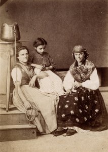 Pienet tilat: muotokuva vedenkuljettajista, jotka istuvat lähellä kaivoa. 1800-luku Painatus pahville Dim. 6 x 8,5 cm tekijältä Unbekannt
