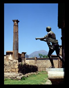Apollon patsas, Apollon temppelistä, Vesuvius taustalla (kuva) tekijältä Unbekannt
