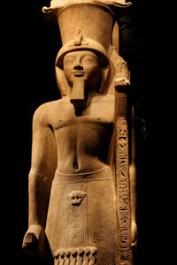 19. dynastian faarao Sethi II:n (Seti tai Sety) (1200-1194 eKr.) patsas vaaleanpunaisessa gresissä, se kantaa valtikka, jossa on jumalan Amonin symboli, Torinon egyptiläinen museo. tekijältä Unknown