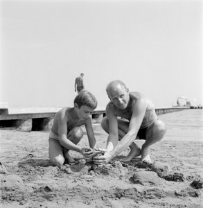 OHJAAJA ALBERT LAMORISSE POJANSA NÄITTELYN PASCAL LAMORISSEN KANSSA VENETSIAN LIDO RANNALLA - 1960 tekijältä Unbekannt