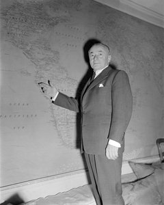 POLIITIKO PAUL RENAUD PARIISISSA - 1949 tekijältä Unbekannt