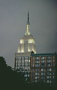 Empire State Building yöllä (kuva) tekijältä Unbekannt