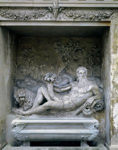 Nymphaeum, yksityiskohta joen jumalan patsaasta, jossa on runsaudensarvi, suunnittelija Giacomo Vignola (1507-75) ja Bartolomeo Ammannati (1511-92) 1551-55 (kivi) tekijältä Unbekannt