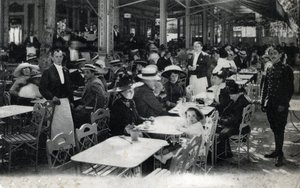 Kylpylämatkailu: näkymä Vichyn ravintolaan ja sen kuristien asiakaskuntaan, Allier noin 1905 (Kylpylämatkailu: ravintola Vichyssa, Ranska). tekijältä Unbekannter Künstler