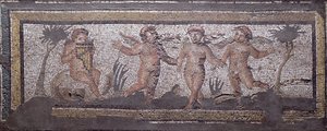 Kolme tanssivaa puttia ja yksi soittamassa pannupilliä, vuodenaikoja kuvaavan mosaiikkipäällysteen reunayksityiskohta ja metsästyskohtaukset Constantinian Villasta Daphnessa, Roomassa, n. 325-330 jKr (marmori, kalkkikivi ja lasimosaiikki) tekijältä Unbekannt