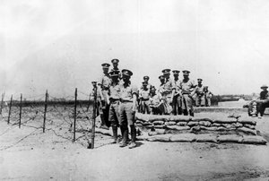 Tientsin (Tianjin), Kiina, marraskuu 1924: Brittiläiset sotilaat kansainvälisten myönnytysten ulkopuolella ennen kaupungin vangitsemista Kiinan sodan Lord Feng Yuxiangin (Feng Yu-hsiang, Feng Yu hsiang) - Tientsin (Tianjin) toimesta , Kiina, marraskuu tekijältä William M. Timlin