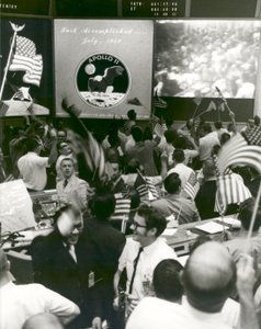 Triumph Apollo 11:n kaatumisen jälkeen tekijältä Unbekannt