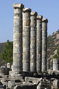 Turkki Pyrene Ageian etelärannikko Meander-joen tasangon yläpuolella jumalatar Athenen temppeli tekijältä Unbekannt