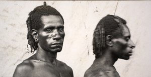 Kaksi miestä, Papua-Uusi-Guinea (gelatiinihopeaprintti) tekijältä Unbekannt
