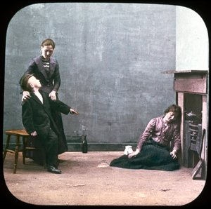 Kaksi naista ja poika takan edessä, n. 1895 tekijältä Unbekannt