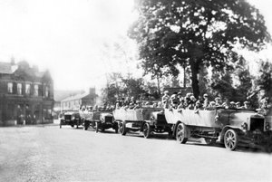 Iso-Britannia: Charabancs-linja kaupungin keskustassa. Poynton, Cheshire, 1925 tekijältä Unbekannt