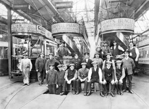 Yhdistynyt kuningaskunta: Raitiovaunut ja miehistöt raitiovaunuvarastossa Oswald Roadilla. Kircaldy, 1910 tekijältä Unbekannt