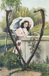 V: Nuori tyttö pukeutunut vaaleanpunaiseen mekkoon, päähine päässä, sateenvarjo kädessään seisoo maalaismaisemassa - Aakkoshahmot Ref Th. E., L. Theochrom - Sarja 994. Theodor Eisman, kustantaja, Leipzig tekijältä Unbekannt
