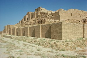 Näkymä Zigguratista etelästä, jonka rakensi Elamilainen kuningas Untash-Gal (n. 1265-46 eKr.) (kuva) tekijältä Unbekannt