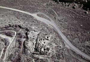 Näkymä muinaisesta Anasazin asutuksesta, Chacon raunioiden kulttuurikansallispuistosta, Chaco Canyonista, New Mexicosta, Amerikan yhdysvalloista, Anasazin sivilisaatiosta tekijältä Benjamin Baud