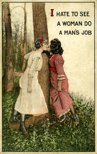Vintage-postikortti, jossa kaksi naista suutelevat, "Inhoan nähdä naisen tekevän miehen työtä" 1914 (litho)