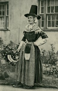 Wales. Upea vanha walesilainen dame, vankkumaton kansallispukuun. 1920 tekijältä Unbekannt