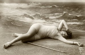 Nainen uimapuvussa, c. 1900-luvun alku (postikortti) tekijältä 