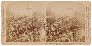 "Booker T. Washingtonin koulun tytöt, Tuskegee, Alabama, rouva McKinley lähellä vaunuja",1899 (kuva)