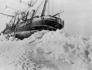 Keisarillinen Trans-Antarktisretkikunta: Endurance juuttui jäälautalle, 1914-17 (kuva).