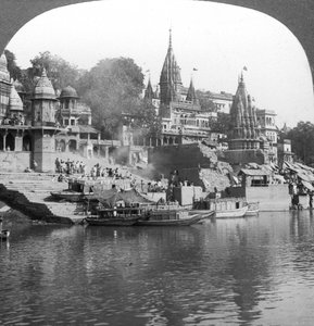 Palava ghat Gangesissa Benares Varanasissa, Intiassa, 1900-luku. tekijältä Underwood and Underwood