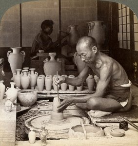 Valaaja ja hänen pyöränsä, Awata-posliinimaljakko, Kinkosan Works, Kioto, Japani, 1904 tekijältä Underwood and Underwood