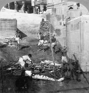 Hindukuolleiden kylpeminen ja polttaminen, Benares Varanasi, Intia 1903. tekijältä Underwood and Underwood