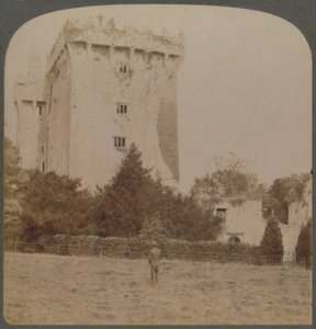 Blarneyn linna, irlantilaisen nokkeluuden pyhäkkö - lähellä Corkia, Irlantia, 1901. tekijältä Underwood and Underwood