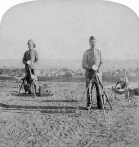Britit heliografoivat Johannesburgin linnoituksesta uutisia miehityksestä, buurien sota, 1900 tekijältä Underwood and Underwood