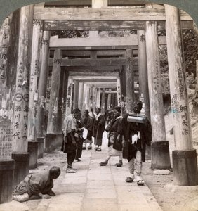 Tulee ja menee pitkien pyhien toriirivien alla, Inarin shintotemppeli, Kioto, Japani, 1904 tekijältä Underwood and Underwood