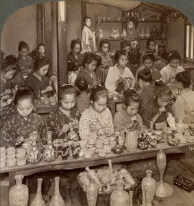 Tehdastytöt koristelemassa halpaa keramiikkaa ulkomaan markkinoille, Kioto, Japani, 1904 tekijältä Underwood and Underwood