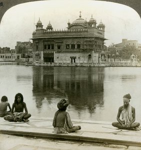 Fakirit Amritsarissa katsomassa etelään pyhän tankin yli Kultaiseen temppeliin, Intia, 1900-luku tekijältä Underwood and Underwood