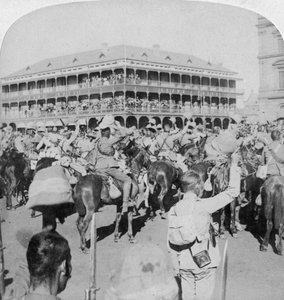 Kenttämarsalkka Lord Roberts ja henkilökunta kannustamassa kuningatarta, Pretoria, Etelä-Afrikka, 5. kesäkuuta 1900. tekijältä Underwood and Underwood