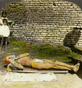 Hindu-harrastaja naulasängyssä lähellä Kali-pyhäköä, Kalkutta, Intia, 1900-luvun alku tekijältä Underwood and Underwood