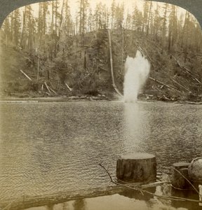 Log flume, Oregon, USA. tekijältä Underwood and Underwood