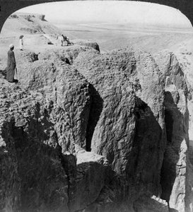 Katse alas Niilille Theban läntisiltä rinteiltä Egyptistä, 1905. tekijältä Underwood and Underwood